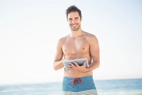 Uomo sorridente utilizzando tablet — Foto Stock