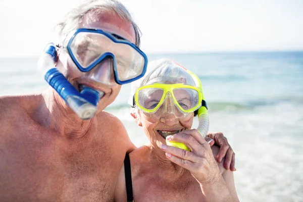 Senior couple with diving masks — Stock Photo, Image