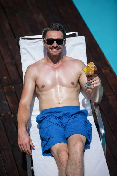 Man holding martini glass near pool — Stock Photo, Image