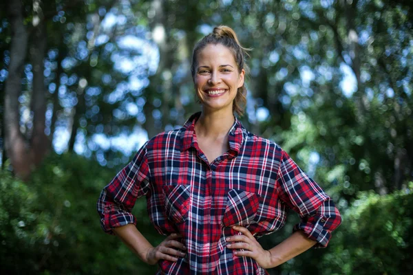 Portret van vertrouwen vrouw met handen op heup — Stockfoto