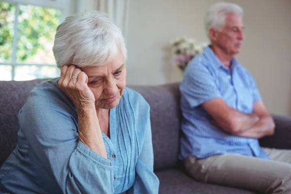 Senior kvinna sitter på soffan — Stockfoto