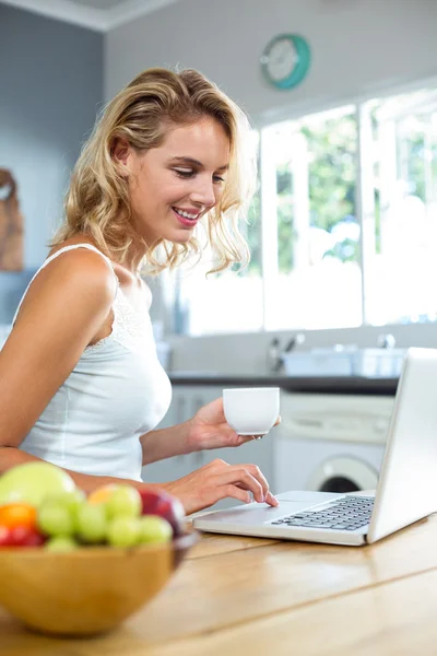 Donna che lavora sul computer portatile — Foto Stock