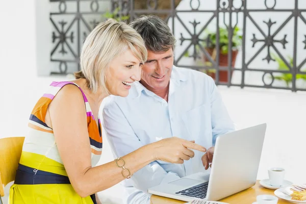 Casal feliz usando laptop — Fotografia de Stock