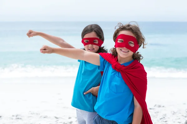 Frères et sœurs portant des costumes de super-héros — Photo