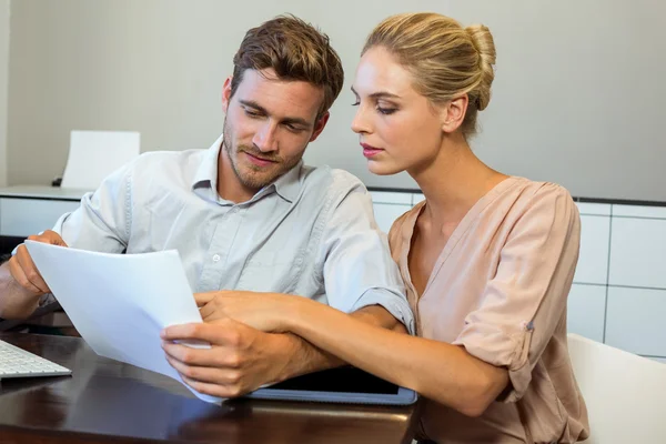 Frau arbeitet im Büro — Stockfoto