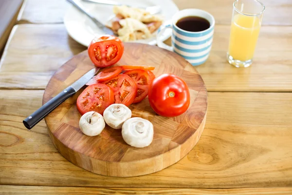 Legumes com café da manhã na mesa — Fotografia de Stock