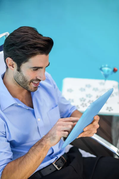 Hombre inteligente usando tableta digital — Foto de Stock