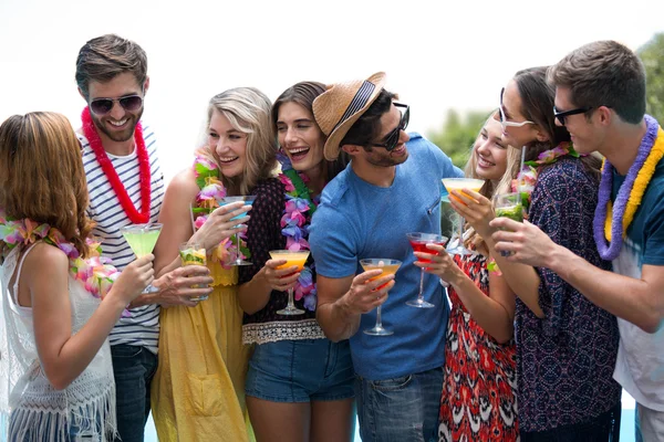 Amigos sosteniendo vaso de cóctel — Foto de Stock