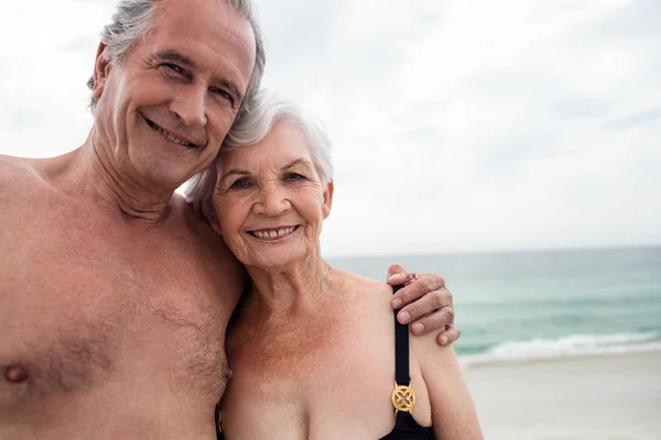 Senior koppel omarmen op strand — Stockfoto