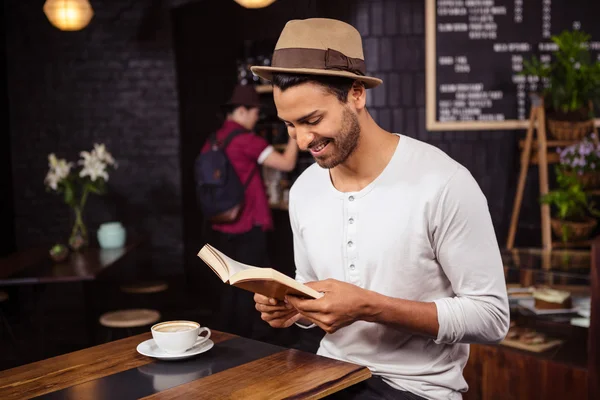 Omul care citeşte o carte — Fotografie, imagine de stoc