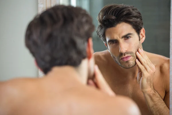 Uomo controllando la sua barba in bagno — Foto Stock