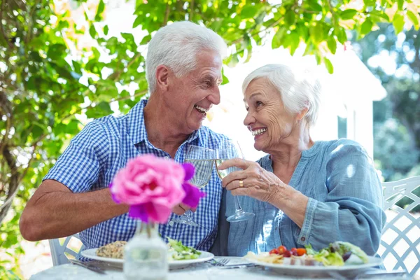 Senior pareja tostando vino blanco — Foto de Stock