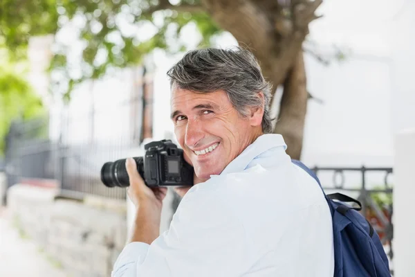 Hombre usando cámara —  Fotos de Stock