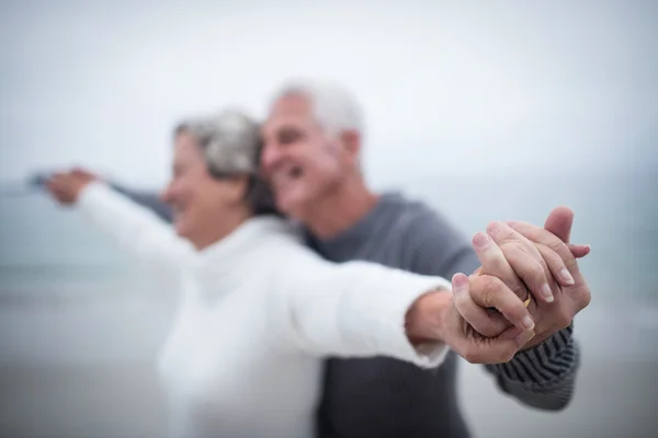 Couple âgé debout avec les bras tendus — Photo