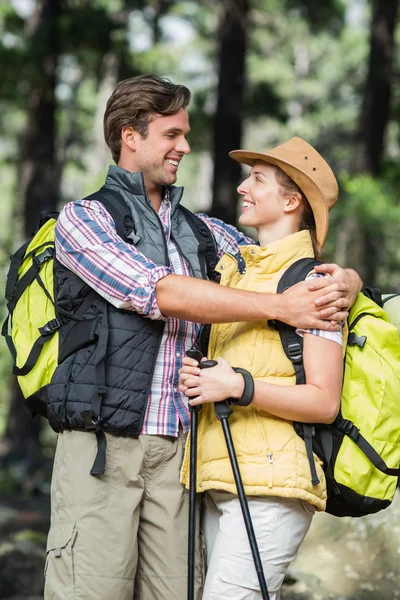 Casal abraçando durante caminhadas — Fotografia de Stock