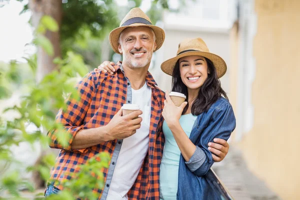 Lyckliga par med kaffe — Stockfoto