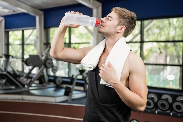 トレーニングの後男は水を飲む — ストック写真