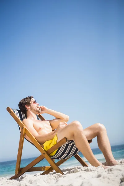 Hombre relajante y el uso de smartphone — Foto de Stock