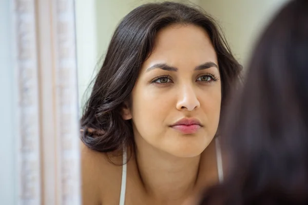 Mujer mirando en espejo de baño —  Fotos de Stock