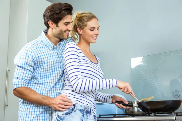 Casal preparando comida juntos na cozinha — Fotografia de Stock