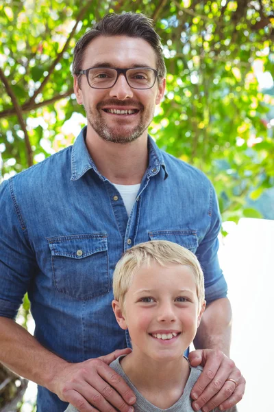 Lachende vader en zoon — Stockfoto