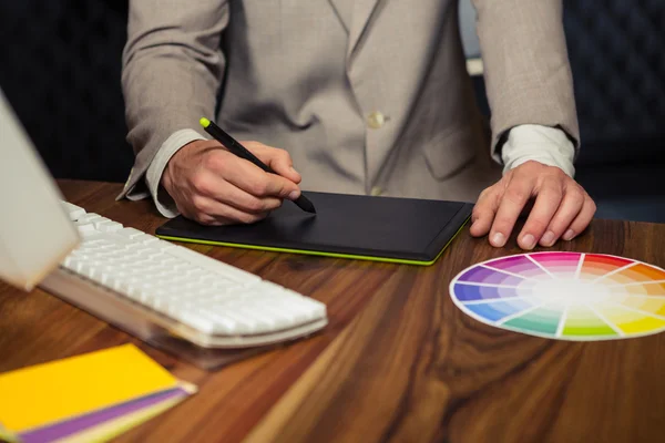 Empresário criativo usando tablet gráfico — Fotografia de Stock