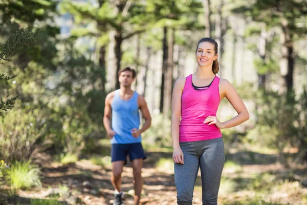 Jeune couple en bonne santé en forêt — Photo