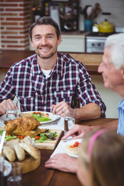 Yemek masada oturan babası gülümseyen — Stok fotoğraf