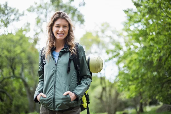 Vrouw met handen in zakken — Stockfoto