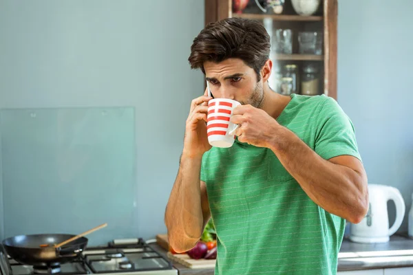 Man met koffie praten over telefoon — Stockfoto