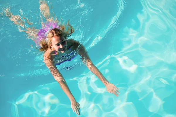 Mulher nadando na piscina — Fotografia de Stock