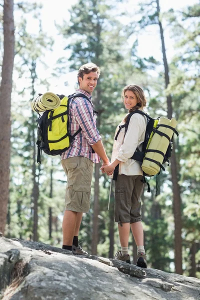 Porträt eines Paares beim Händchenhalten — Stockfoto