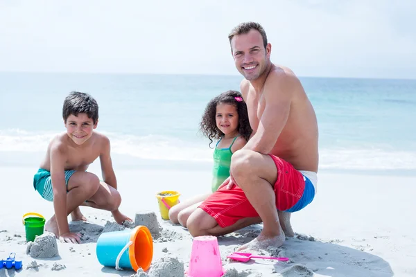 Vader spelen met dochter en zoon — Stockfoto