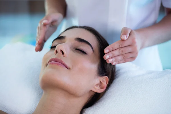 Frau erhält Massage von Masseur — Stockfoto