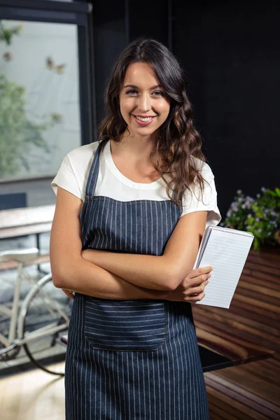 Jolie barista écrire des ordres — Photo