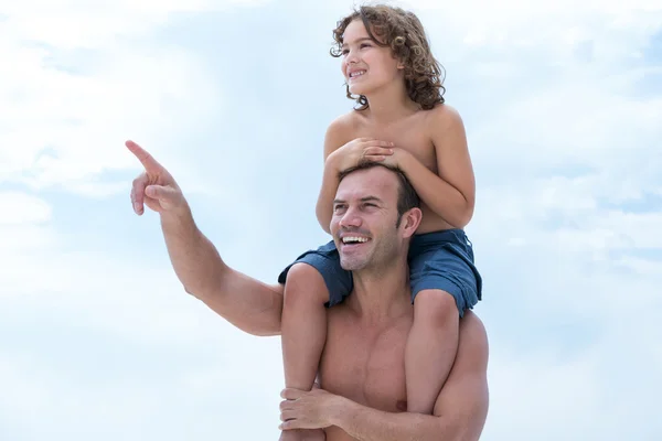 Vater trägt Sohn — Stockfoto