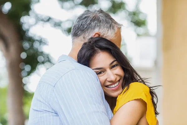 Mujer abrazando hombre — Foto de Stock