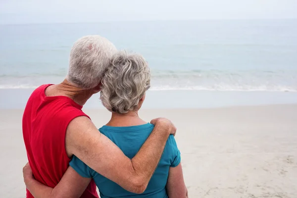 Pareja mayor abrazándose — Foto de Stock