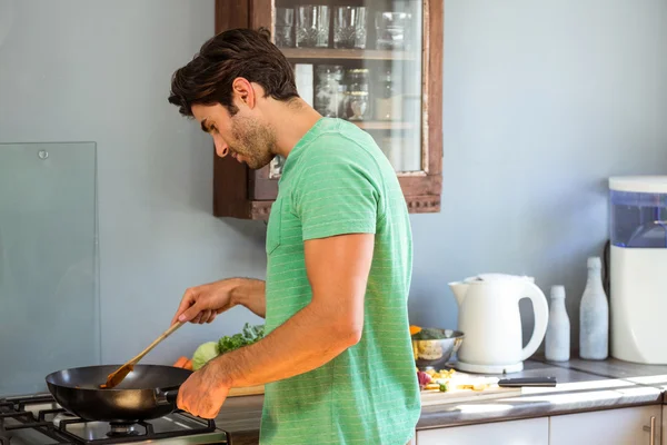Człowiek przygotowanie żywności w kuchni — Zdjęcie stockowe