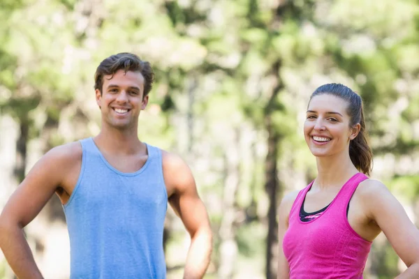 Säker joggare i skogen — Stockfoto