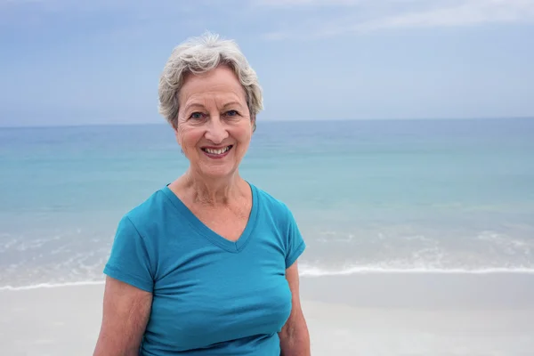 Šťastná starší žena na pláži — Stock fotografie