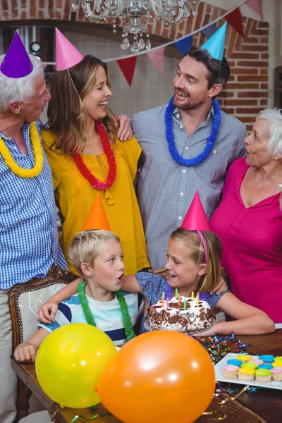 Família celebrando aniversário — Fotografia de Stock