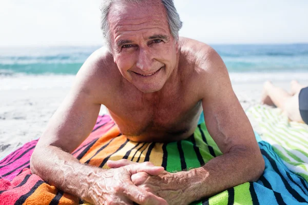 Homem idoso deitado na praia — Fotografia de Stock