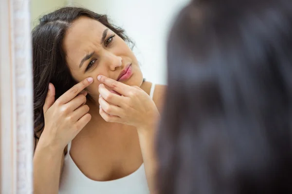 Mujer haciendo estallar su grano — Foto de Stock