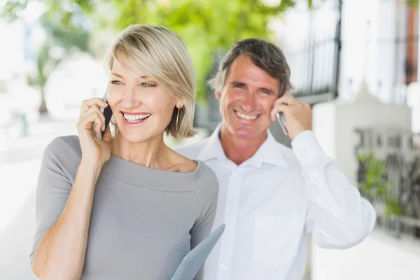 Boldog pár beszél telefonon — Stock Fotó