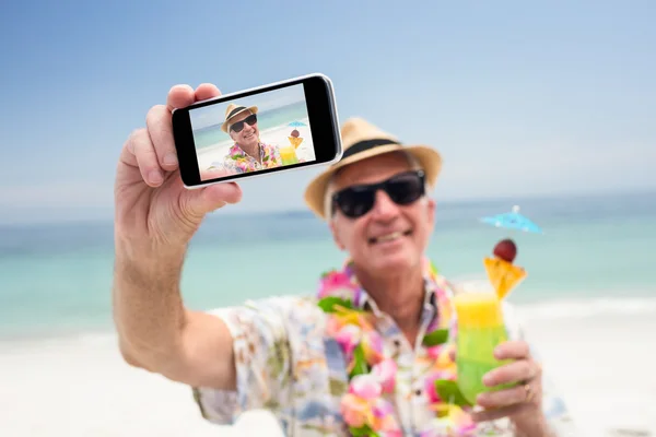 Homem tomando selfie na praia — Fotografia de Stock