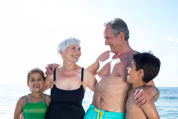 Ευτυχισμένος granparents με τα εγγόνια — Φωτογραφία Αρχείου