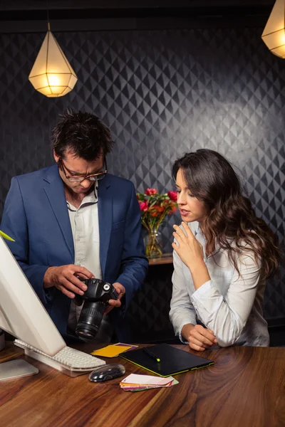 Pessoas de negócios criativas olhando para fotos — Fotografia de Stock