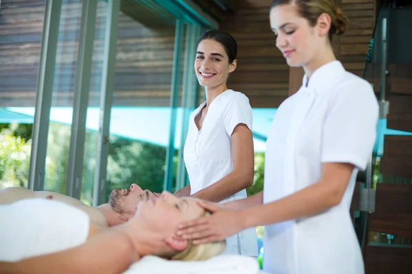 Couple receiving head massage — Stock Photo, Image