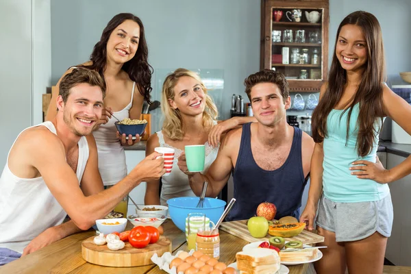 Glada unga vänner äter frukost — Stockfoto